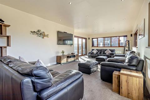 60 Rands Lane, Armthorpe, Doncaster, DN3 3DY