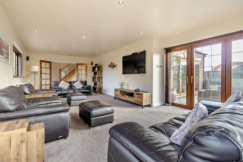 60 Rands Lane, Armthorpe, Doncaster, DN3 3DY