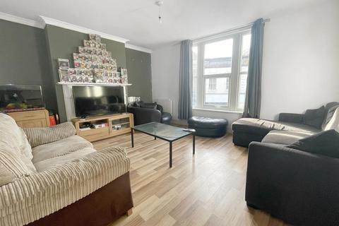 2 bedroom apartment to rent, High Street Sandy Beds