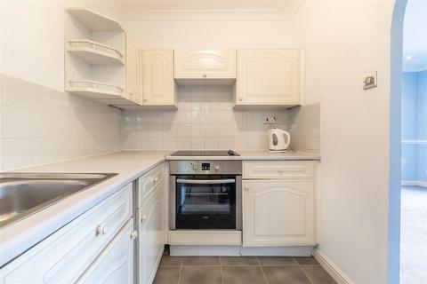 2 bedroom flat for sale, Woodland Grove, Epping