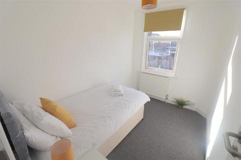4 bedroom house to rent, Stoneley Road, Crewe