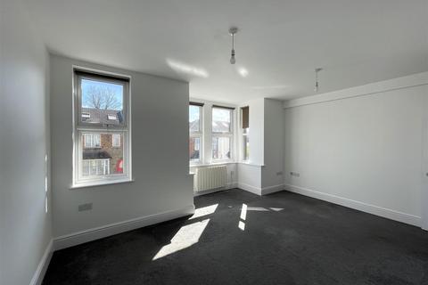 2 bedroom apartment to rent, Bishops Place, Sutton SM1