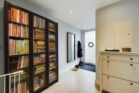 3 bedroom flat to rent, Dowells Street, London