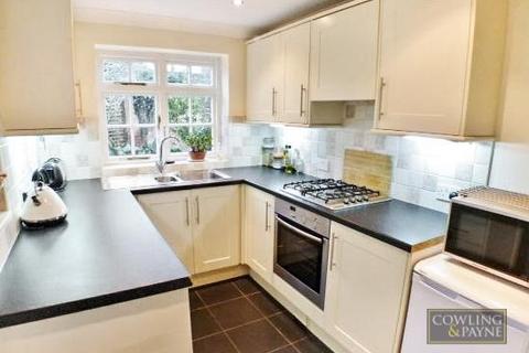 2 bedroom detached house to rent, Seven Arches Road, Brentwood