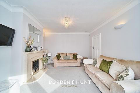 25 Walnut Way, Buckhurst Hill, IG9 6HU