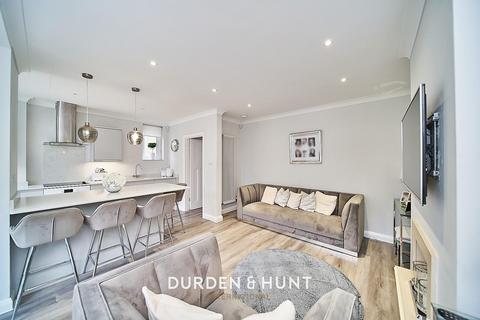 25 Walnut Way, Buckhurst Hill, IG9 6HU