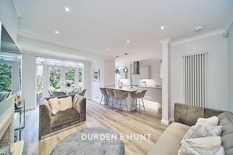 25 Walnut Way, Buckhurst Hill, IG9 6HU