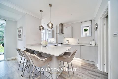 25 Walnut Way, Buckhurst Hill, IG9 6HU