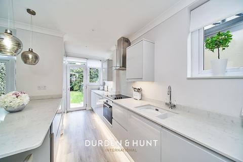 25 Walnut Way, Buckhurst Hill, IG9 6HU