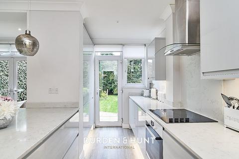 25 Walnut Way, Buckhurst Hill, IG9 6HU
