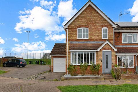 3 bedroom end of terrace house for sale, Hawthorn Close, Halstead