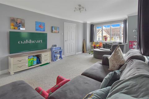 3 bedroom end of terrace house for sale, Hawthorn Close, Halstead