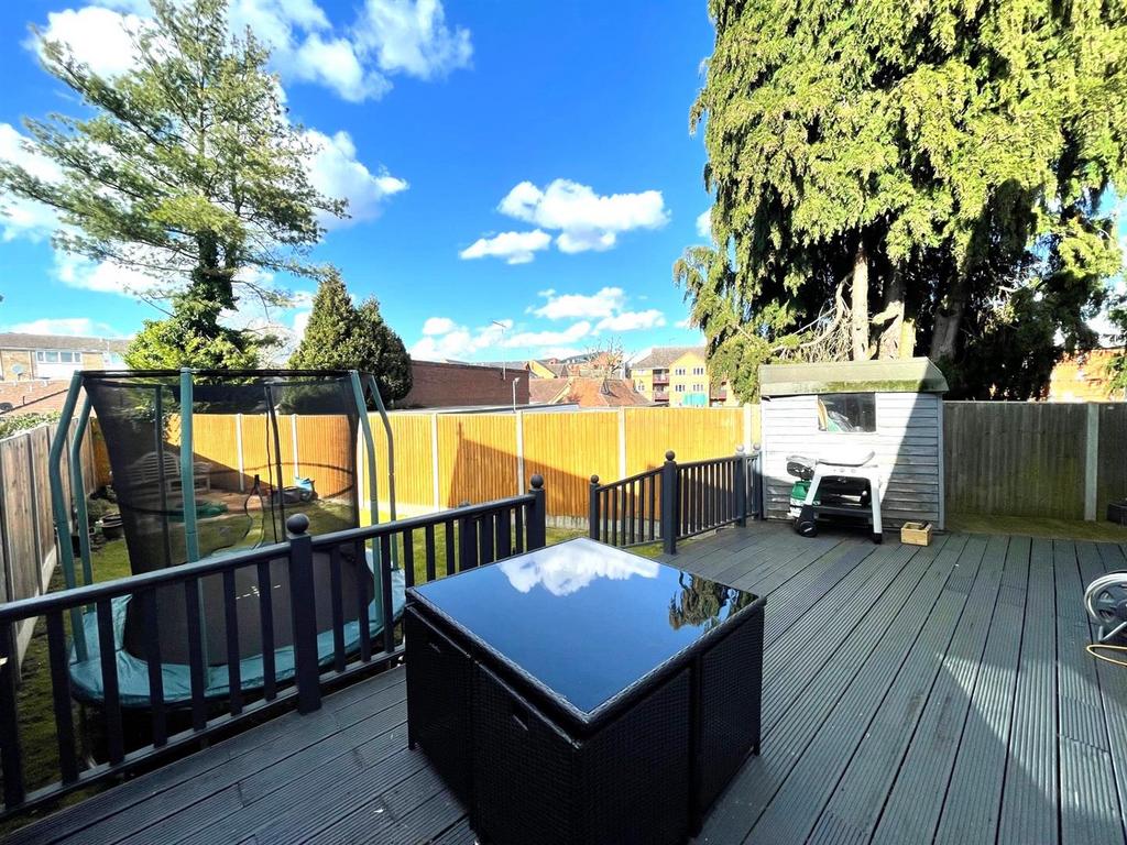 REAR GARDEN 5.jpg