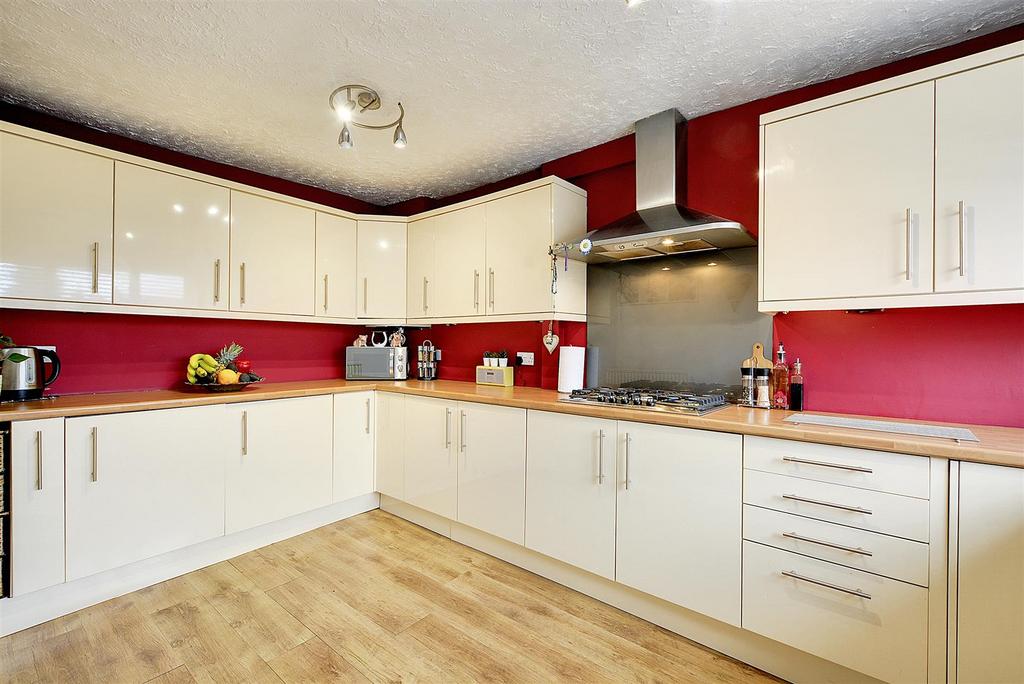 Kitchen 2.jpeg