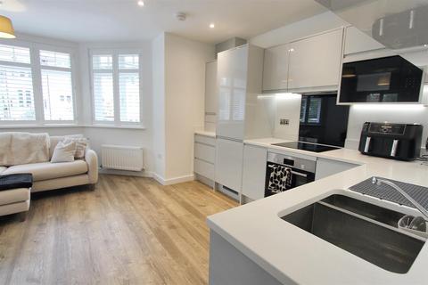 2 bedroom flat to rent, Kestrel Close, Shenfield
