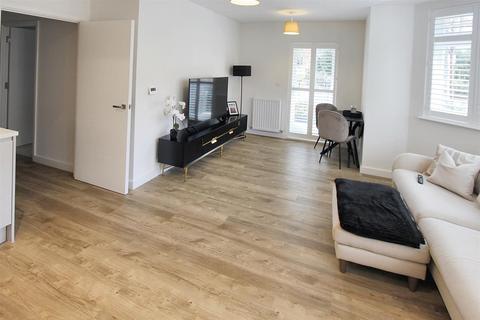 2 bedroom flat to rent, Kestrel Close, Shenfield