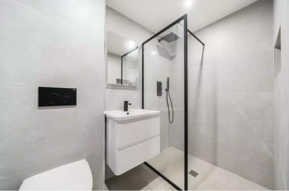 En Suite Shower Room: