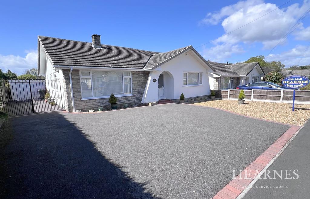 Victoria Gardens, Ferndown, BH22 3 bed detached bungalow for sale £