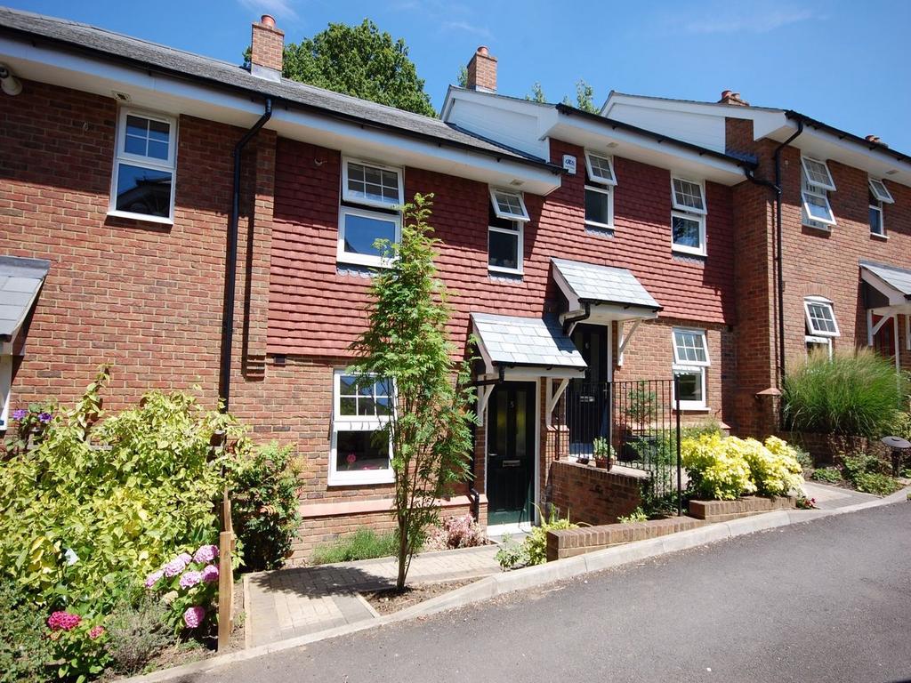 Thistledown Close, Wrecclesham... 2 bed terraced house £1,395 pcm (£