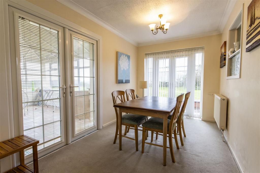 'L' Shaped Living/Dining Room