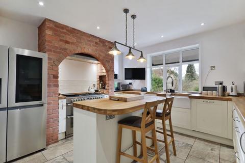 5 bedroom detached house for sale, Barton Road, Hereford, HR4