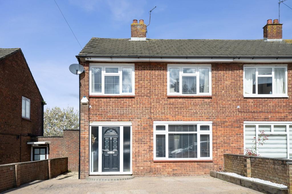 Roman Close, Harefield UB9 3 bed semidetached house for sale £510,000