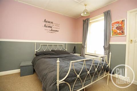 3 bedroom terraced house for sale, Lorne Park Road, Kirkley, NR33