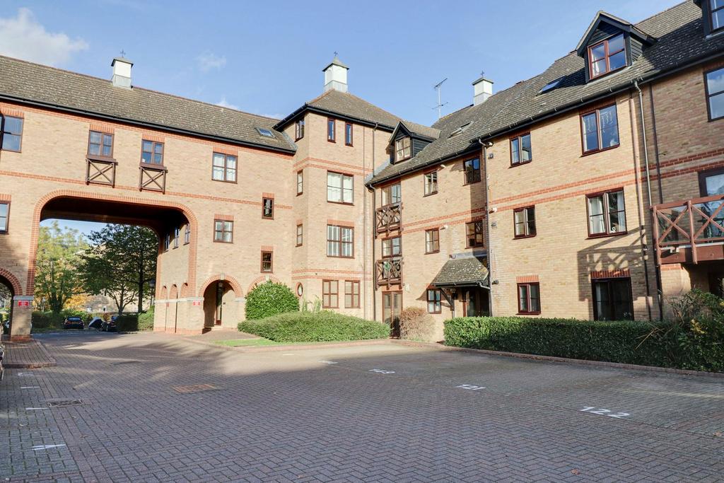 Lawrence Moorings, Sheering Mill Lane, Sawbridgeworth, CM21 2 bed