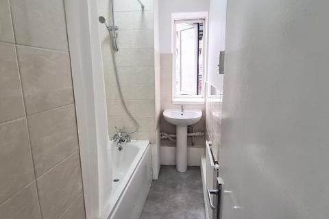 1 bedroom in a flat share to rent, Perkins House, Wallwood Street, London, E14