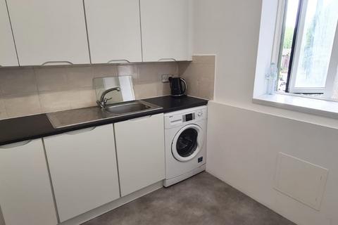 1 bedroom in a flat share to rent, Perkins House, Wallwood Street, London, E14