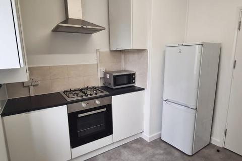 1 bedroom in a flat share to rent, Perkins House, Wallwood Street, London, E14