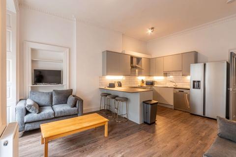 4 bedroom flat to rent, 85P – South College Street, Edinburgh, EH8 9AA