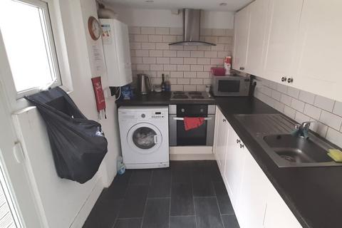 4 bedroom flat to rent, Over Street, Brighton BN1