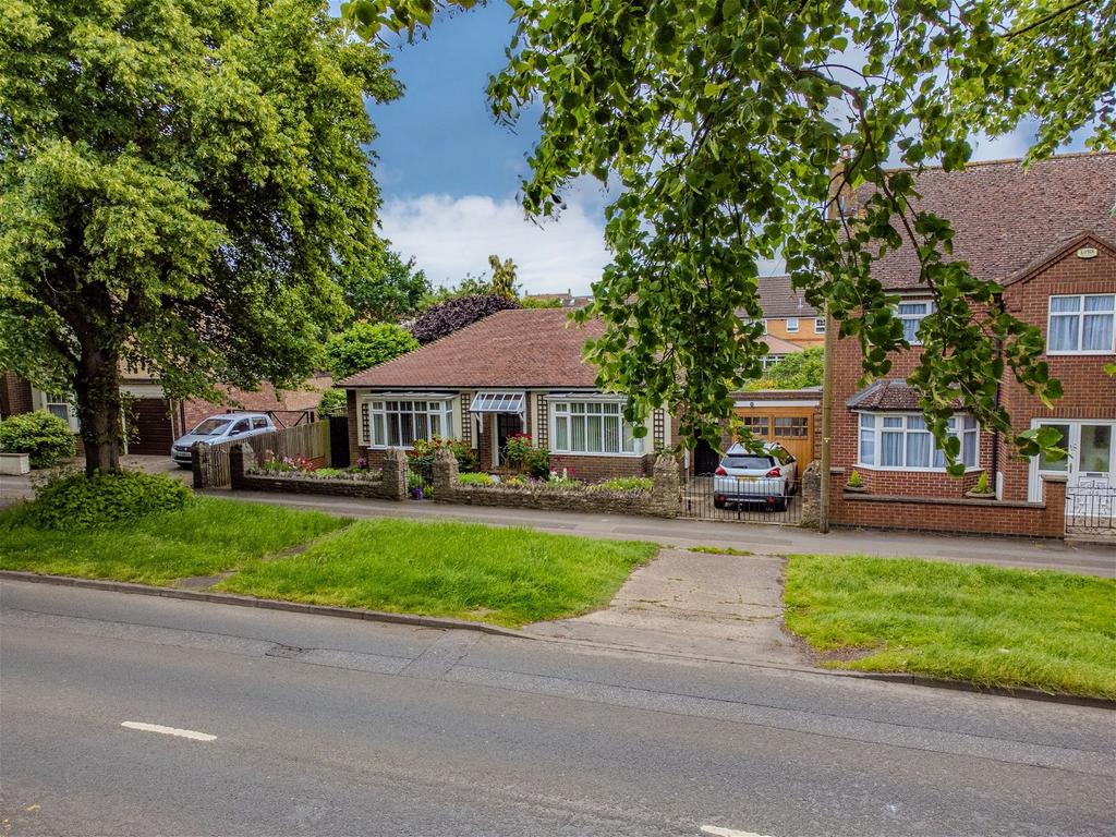 Cross Road, Wellingborough NN8 2 bed detached bungalow for sale £350,000