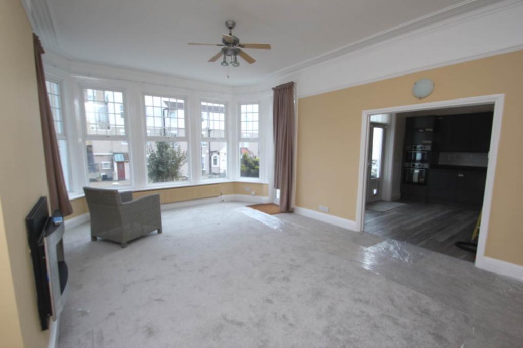 Palmerston Road, Westcliff On Sea 2 bed flat for sale £365,000