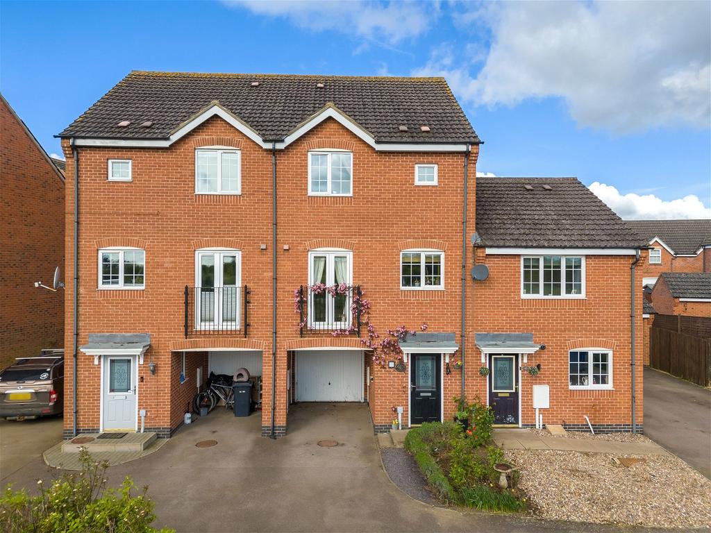 Burdock Way, Desborough NN14 3 bed terraced house £259,500