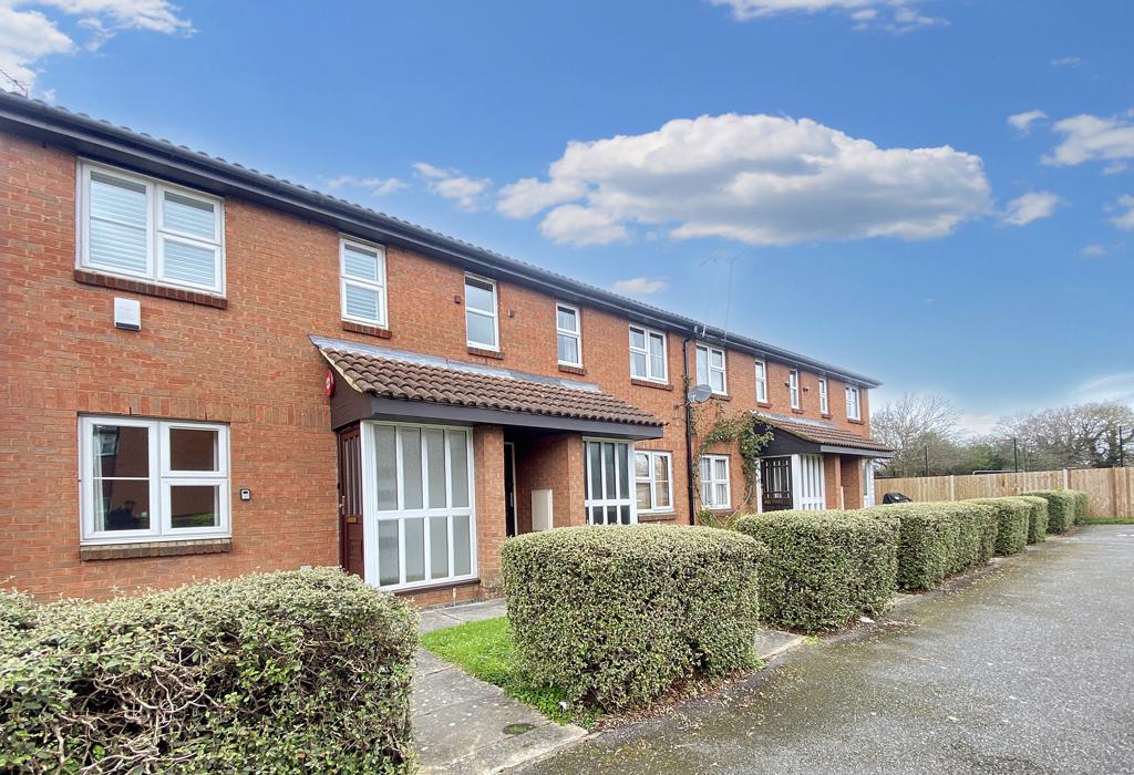 Clarkes Drive, Uxbridge, Greater London 1 bed flat £1,500 pcm (£346 pw)