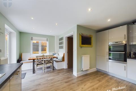 5 bedroom detached house to rent, Bramley Road, Berryfields