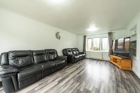 2 Aylesham Way, Yateley, GU46 6NR
