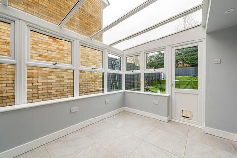 2 Aylesham Way, Yateley, GU46 6NR
