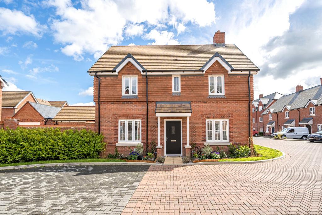 New Bridge Road, Cranleigh, GU6 3 bed detached house for sale £550,000
