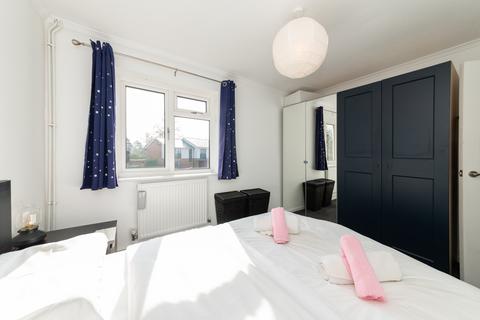 2 bedroom flat to rent, Emmer Green Court, Reading, Berkshire