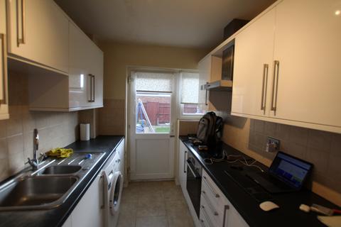 3 bedroom semi-detached house to rent, Ashurst Drive, Ilford IG6