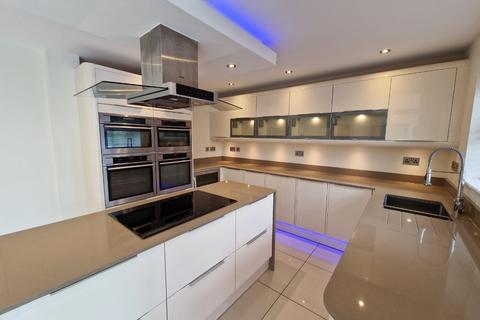 5 bedroom detached house to rent, Carriage Close, Nottingham, Nottinghamshire, NG3 5HA