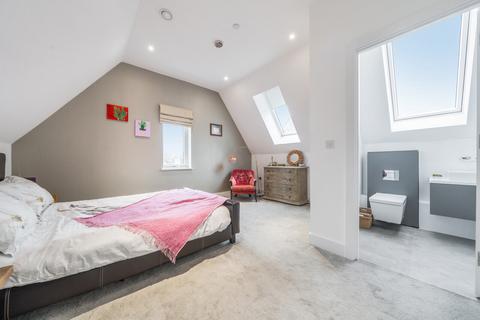 10 Noel Square, Teddington, TW11 8JA