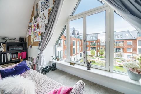 10 Noel Square, Teddington, TW11 8JA