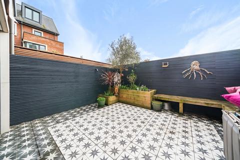 10 Noel Square, Teddington, TW11 8JA