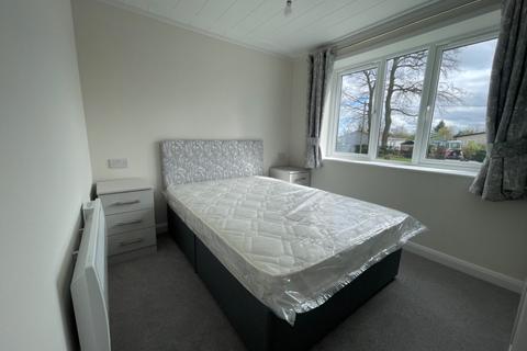 2 bedroom park home to rent, Woodside Home Park, Woodside, Luton, Bedfordshire, LU1