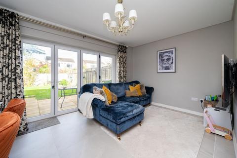 38 Timms Close, Horsham, RH12 4TN