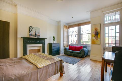 3 bedroom flat for sale, Twyford Avenue, W3